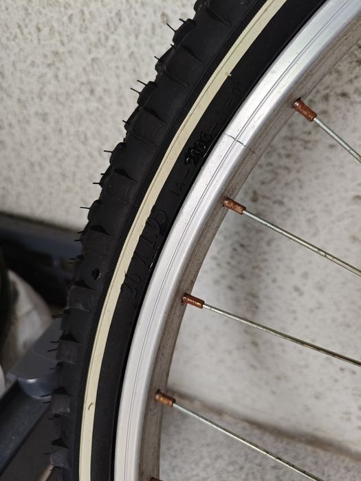 Rodas e pneus de bicicleta variados