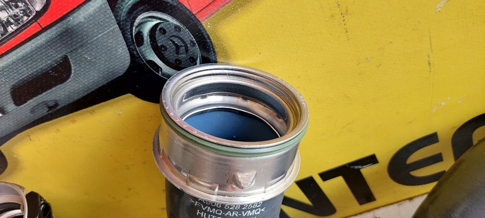 Патрубок інтеркулера лівий правий 319-519 Sprinter W906 w907 om642