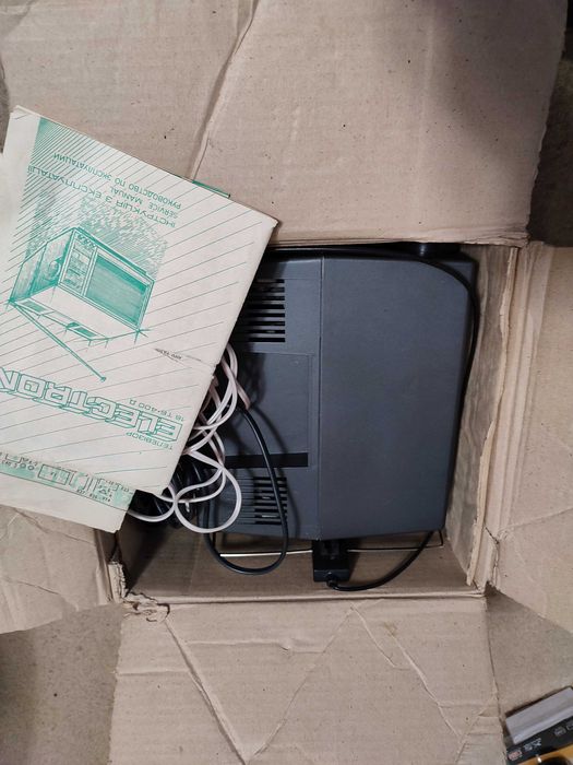 Телевизор - радио портативный Електрон 16ТБ-400Д  состояние нового.