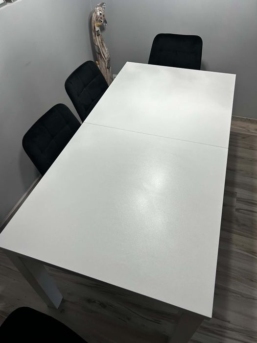 Stół do salonu biały