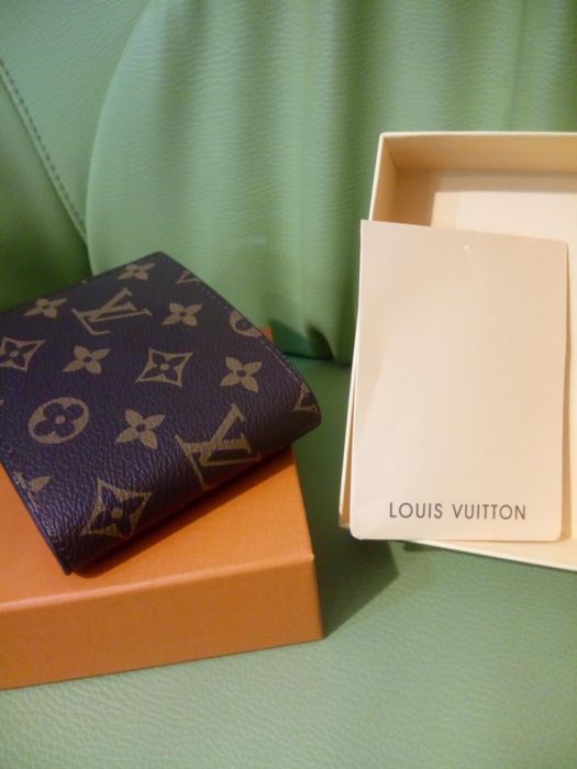 Bardzo ładny i elegancki portfel LV