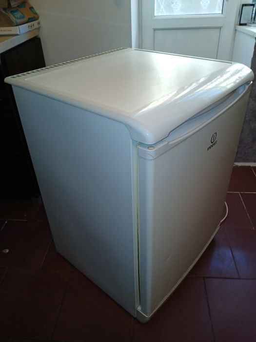 Холодильник барный Indesit