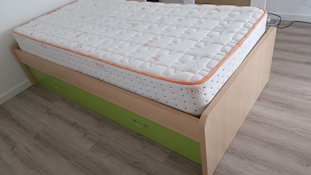 Cama individual com arrumação e colchão