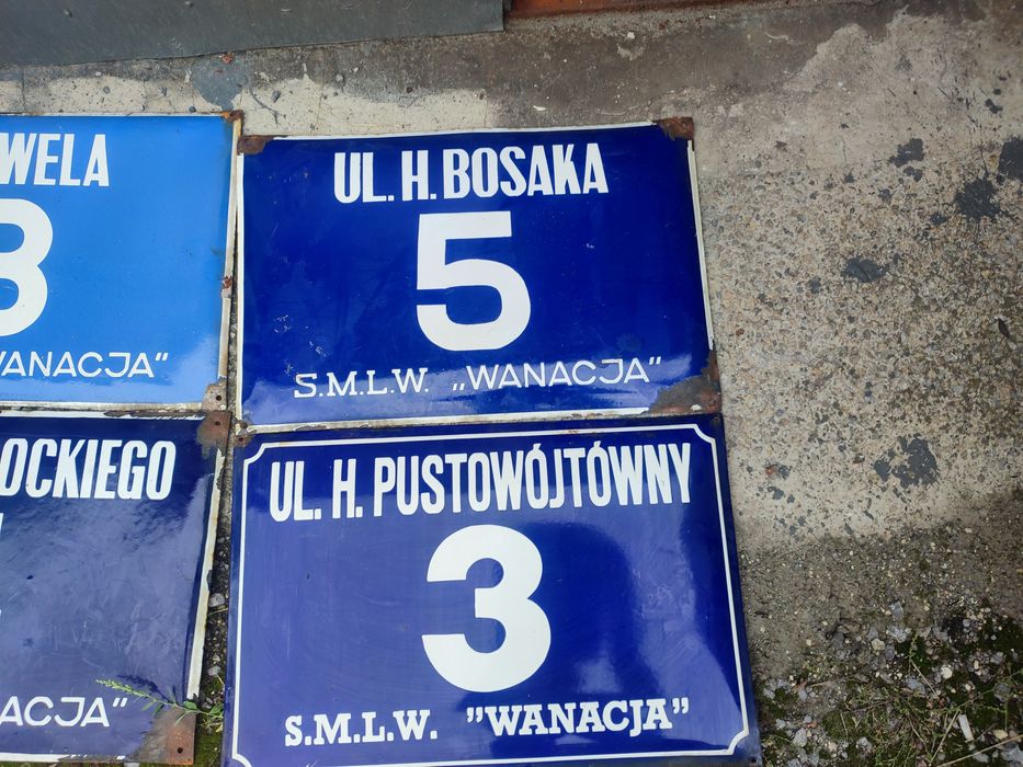 Stare tablice z nazwą ulic PRL