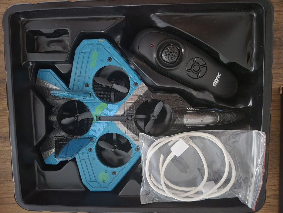 Drone em forma de avião de combate.