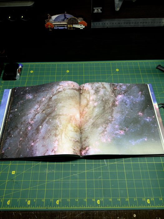 Книга Expanding Universe. The Hubble Space Telescope — космос, який можна побачити