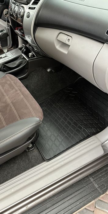 Коврики нові някісні в салон та багажник на Mitsubishi Pajero Sport