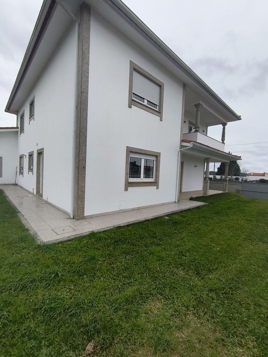 Arrenda-se Moradia T5 em Perelhal – Barcelos