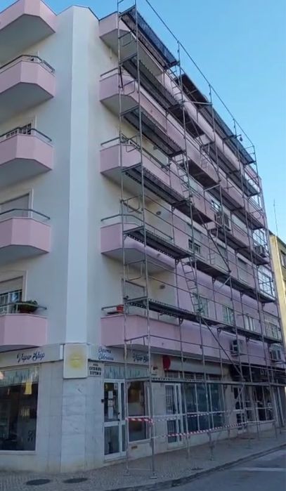 Pintura de edificios em andaime ou rapel e impermeabilização