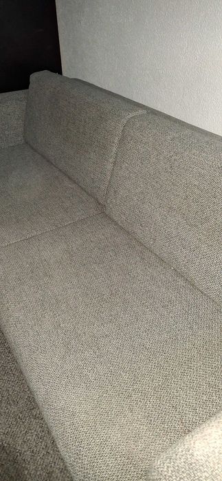 Kanapa materiałowa, rozkładana z funkcją spania, z pojemnikiem.