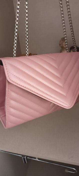 Bolsa rosa com corrente
