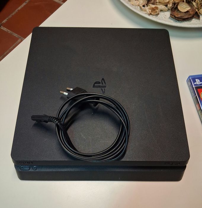 PS4 Slim 1TB + Comando + Jogo LEGO Worlds (Impecável)