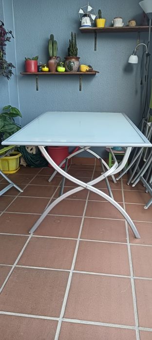 Mesa exterior e 4 cadeiras dobráveis