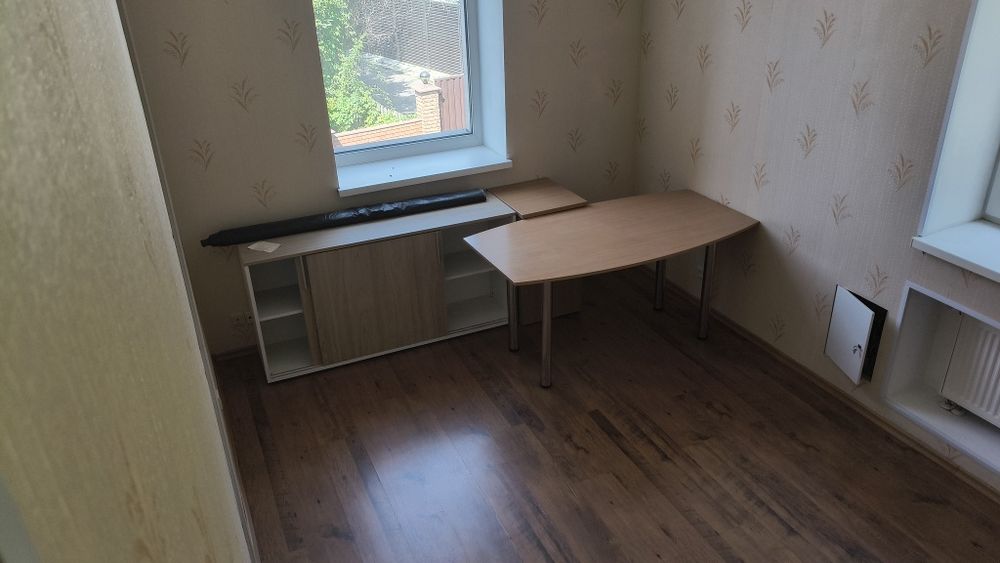 Срочно продам офисные столы , кресла шкафы б/у
