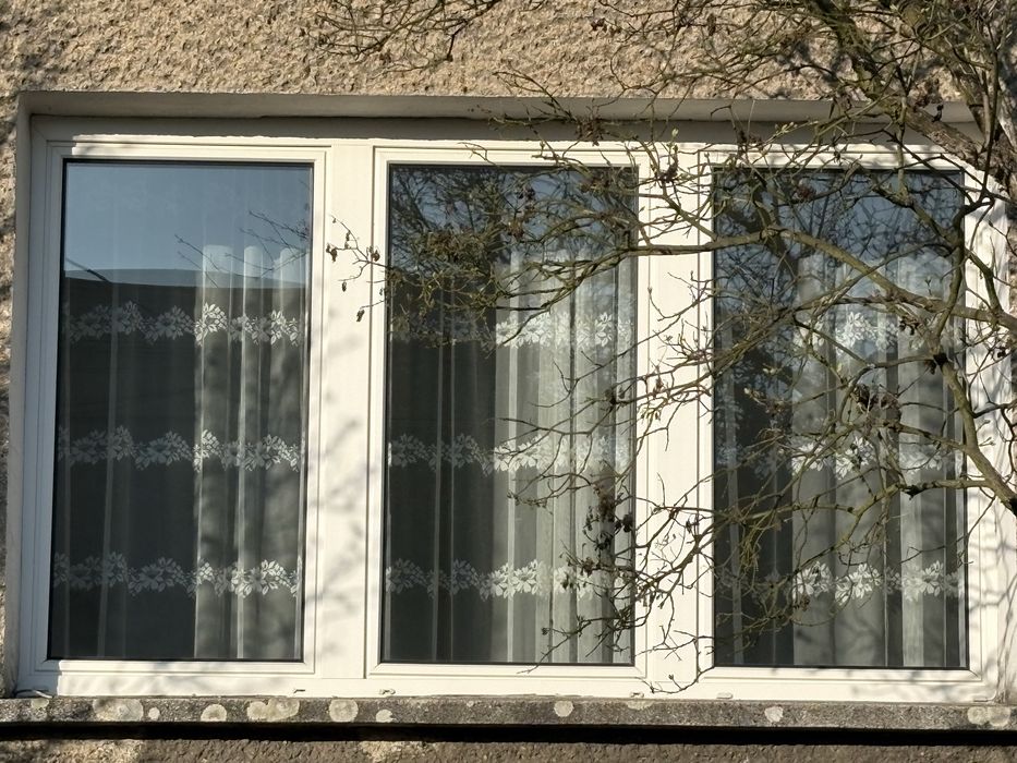 białe okna ścienne trzyskrzydłowe dwuszybowe na sprzedaż używane