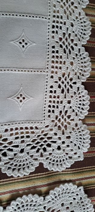 Conjunto 3 Naperons Novos, feitos à mão 
Medidas
Grande 95x30cm
Pequen