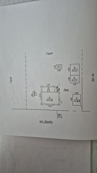 Будинок з джерельною водою на березі річки, асфальтована дорога