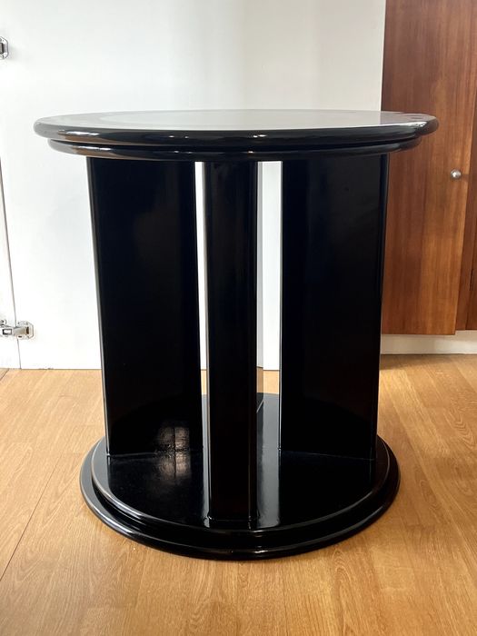 Mesa preta lacada com design dos anos 80