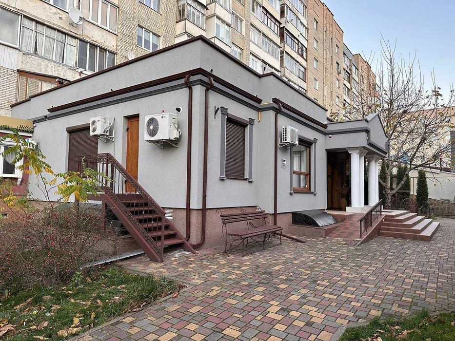 Продаж комерційного приміщення (діючий бізнес) біля Гостинця 447 м.кв.