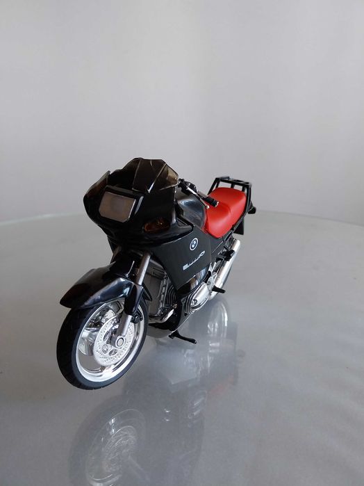Miniatura de uma mota BMW R 1100 RS