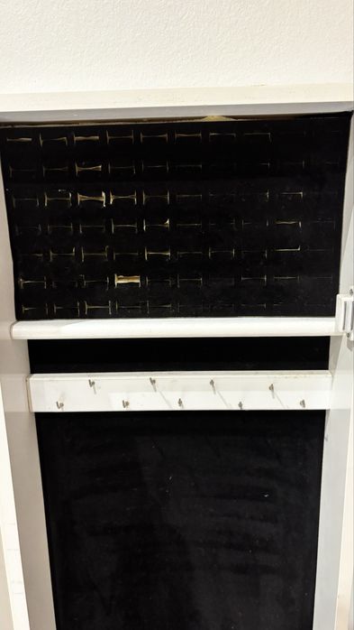 Armario guarda-joias com espelho corpo inteiro