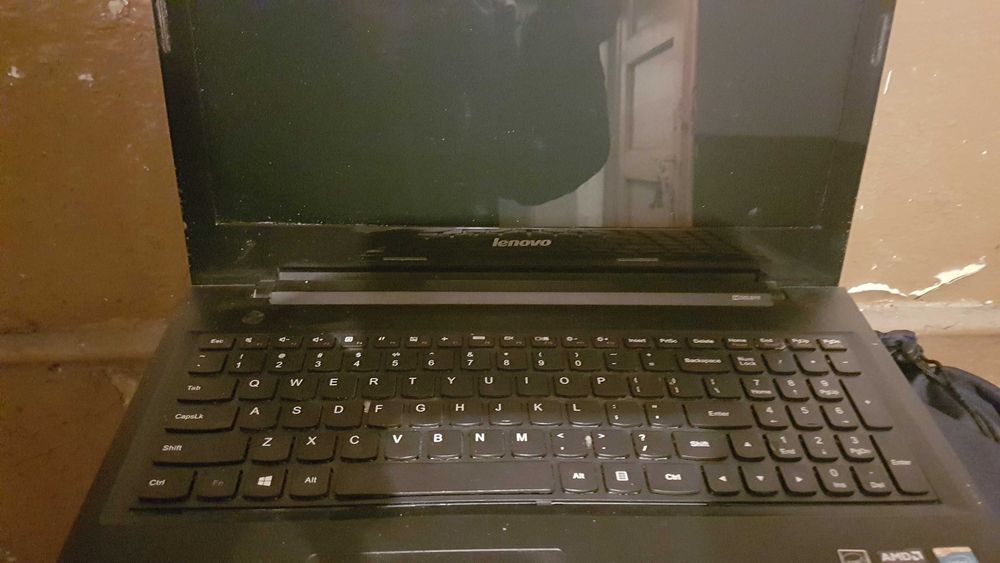 laptop Lenovo sprzedam( uszkodzony )