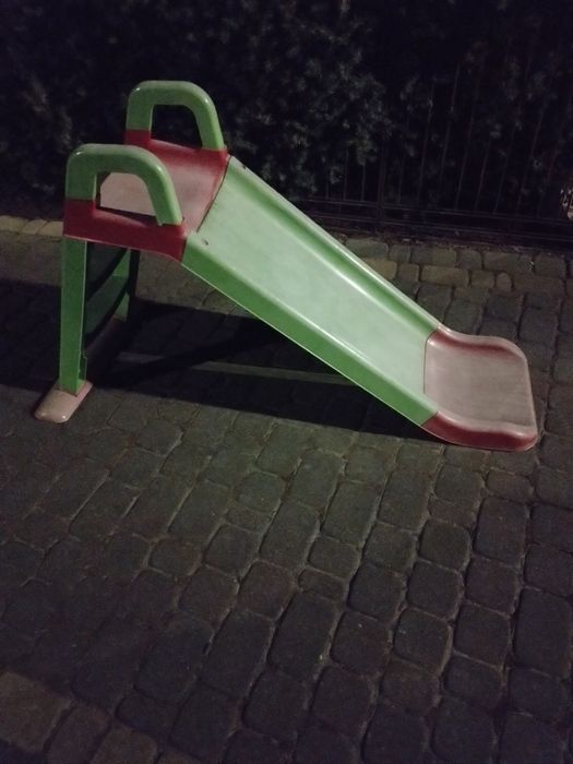 Mała zjeżdżalnia dla dzieci