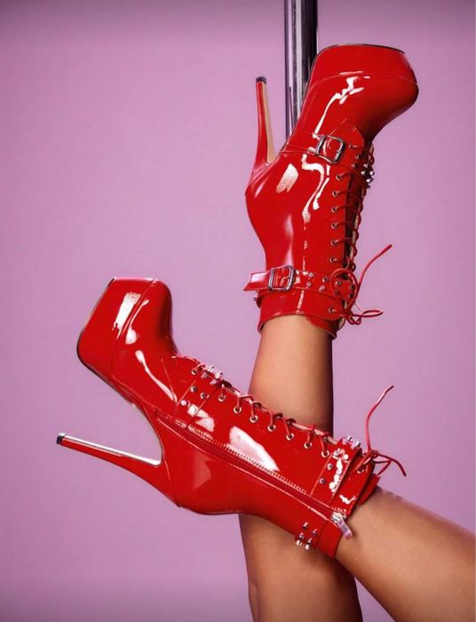 Нові лакові ботильйони на платформі та високому каблуці