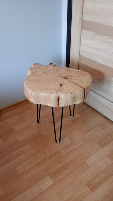 Stolik kawowy wykonany z plastra drewna