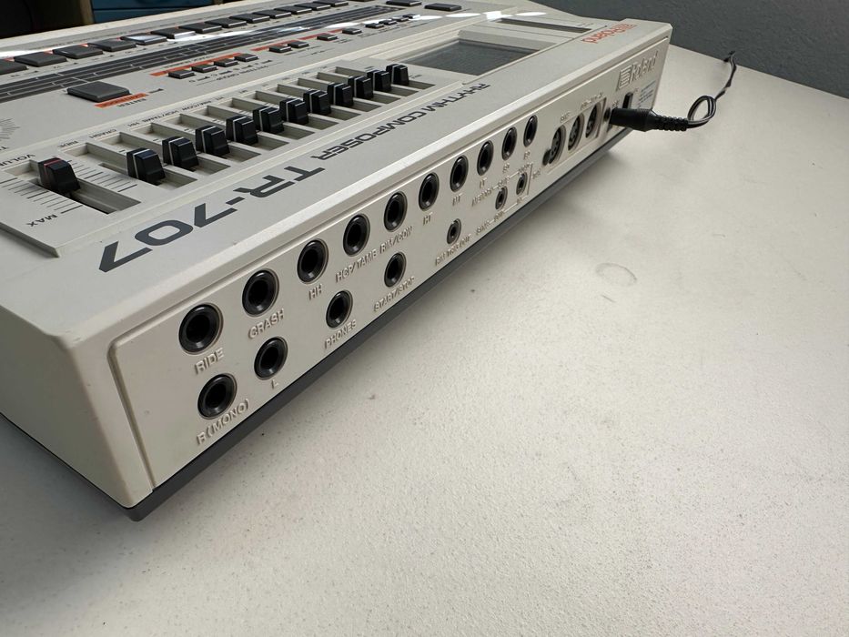 Roland    TR-707