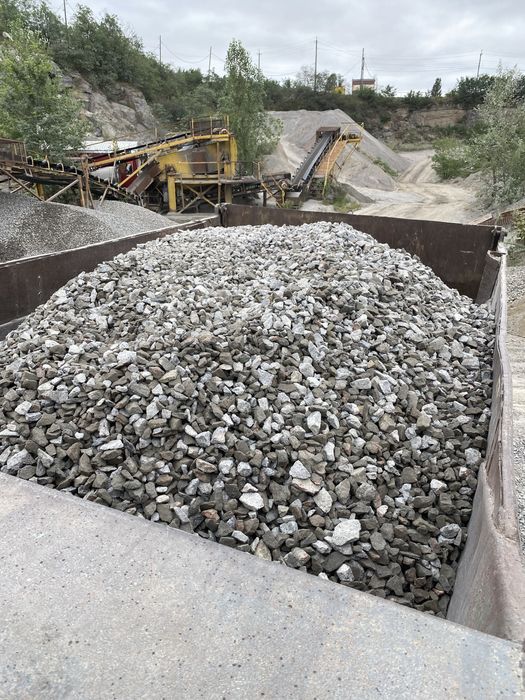 Щебінь різних фракцій. Щебень.