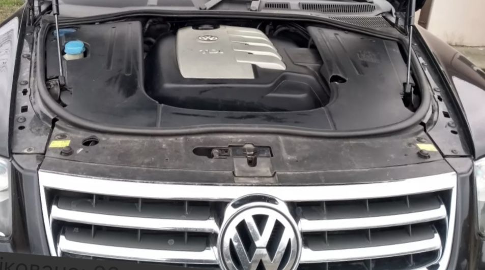 Декоративна накладка підкапотки touareg 1gen