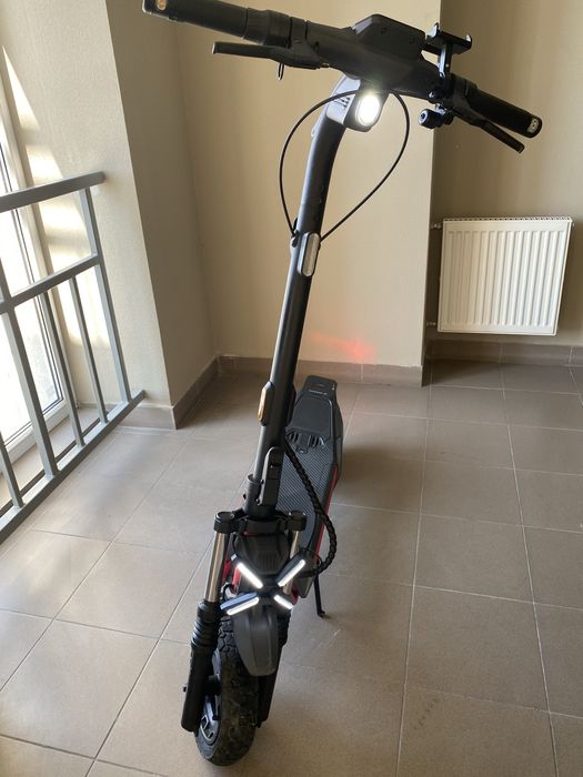 Продам электросамокат Segway Ninebot ZT3 Pro
