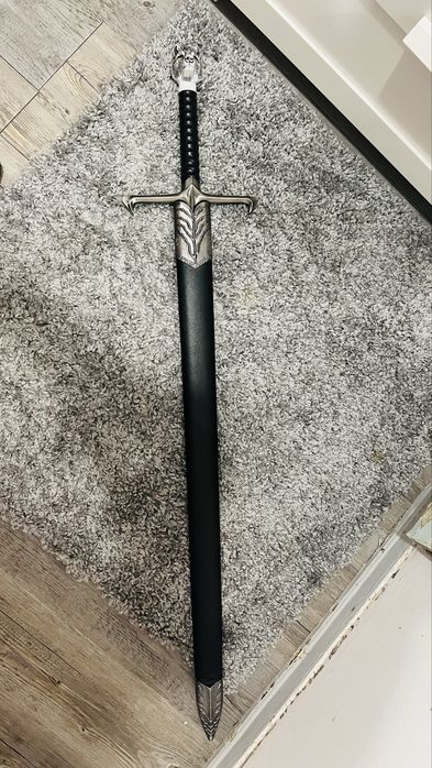 Réplica decorativa da espada Garra (Longclaw) do Jon Snow, de Game of Thrones.