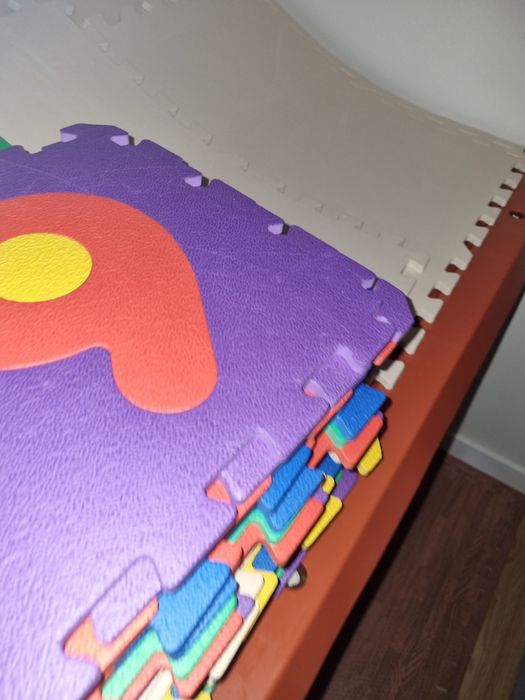 Vendo puzzle de criança