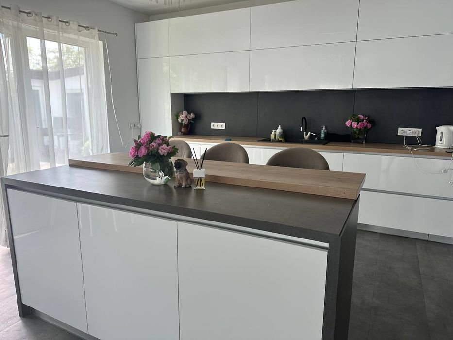 Аренда дома посуточно с большим бассейном и чаном.