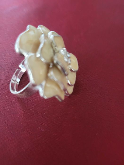 Pierścionek z masą perłową i cykoriami