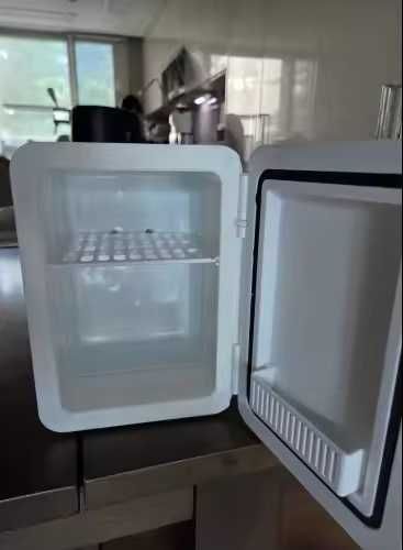 Mini Frigorífico de Maquilhagem 4L com Espelho LED Portátil para Cosméticos Casa e Carro novo