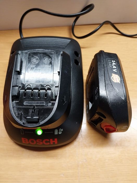 Baterias originais BOSCH 14,4 V: 1,5 Ah Li-Ion + Carregador
