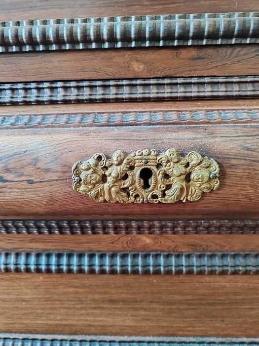 Móvel em muito bom estado em pau santo - Medidas: 1.38m X 2.10m