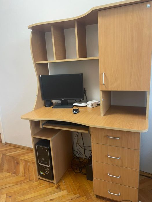 Комп’ютерний стіл з полицями та шухлядами(самовивіз).