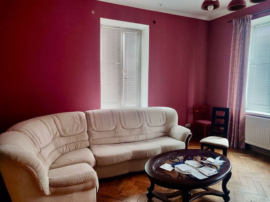 Продається 2-кімнатна квартира в самому центрі міста. Чортків