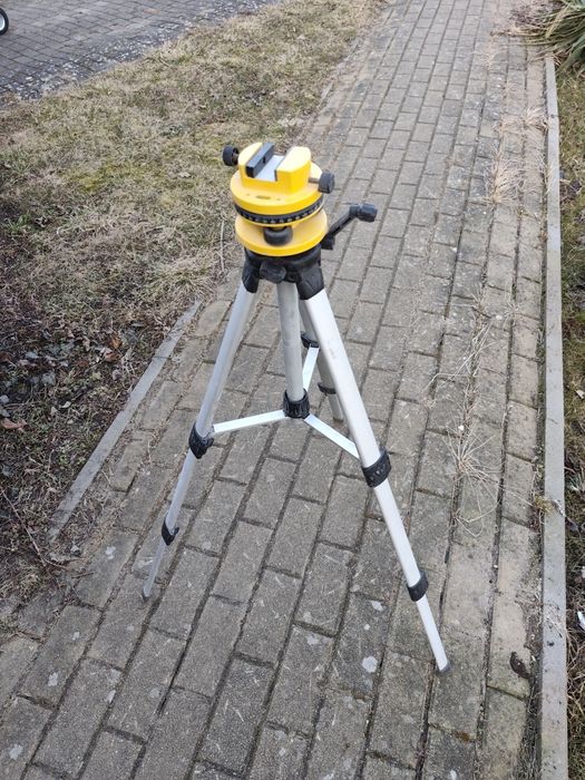 Statyw geodezyjny do poziomicy laserowej