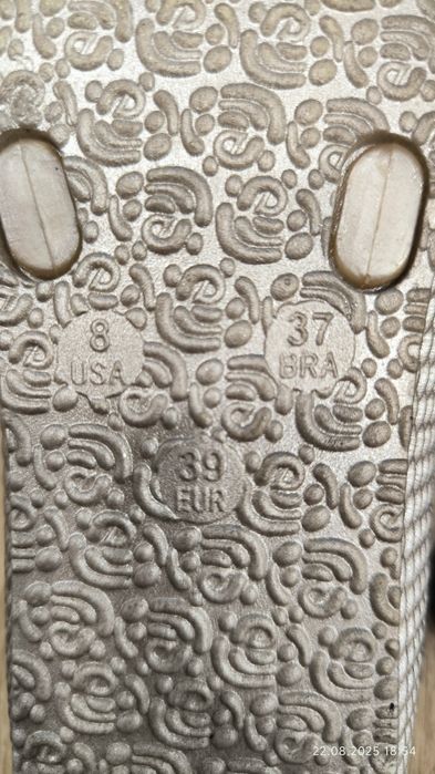 Połyskujące klapki na szerszą stopę, roz. 39