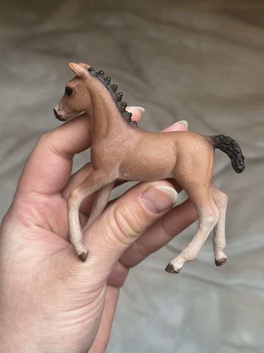 Figurki źrebaki hanoweskie koń schleich
