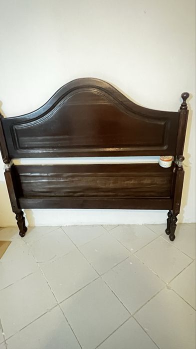 Cama de casal com 2 mesas de cabeceira
