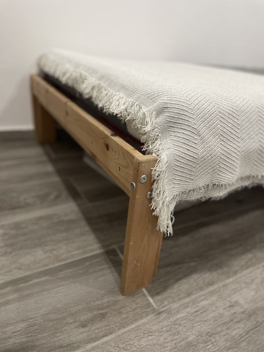 Estrutura de cama em pinho e colchao IKEA