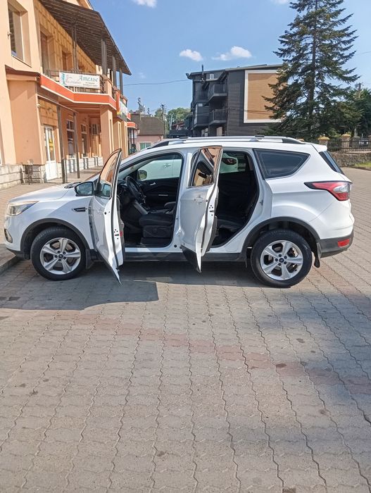 авто форд куга  паркитник