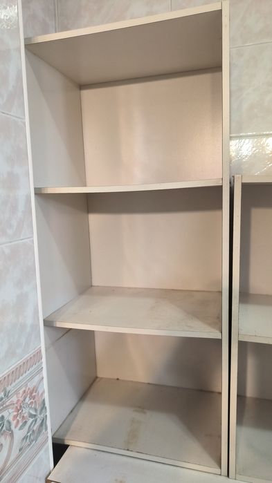 Móvel com porta e gavetas e estantes cubos