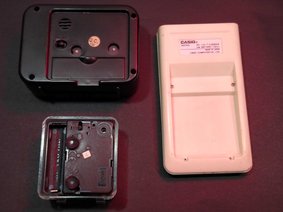 Dwa budziki plus kalkulator Casio.